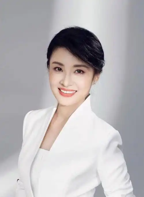 周涛:主持春晚16年,巅峰时退出央视,央视主持人中最清醒的人