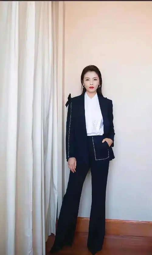 如果你觉得职业装不知道怎么穿合适那么可以借鉴一下刘涛的日常职业装