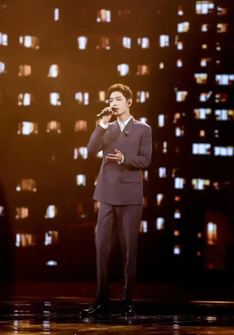 肖战 #227 战战向着光大步往前走,别回头,未来我们在顶 - 抖音