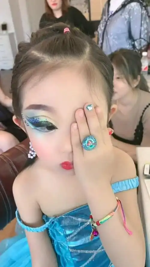 想自己家的宝贝在舞台上亮眼,妆容必须夸张,才能抓人眼球