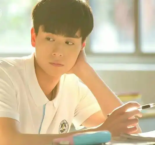 胡一天:24岁家喻户晓,30岁惨遭滑铁卢,网友:年纪越大混的越差