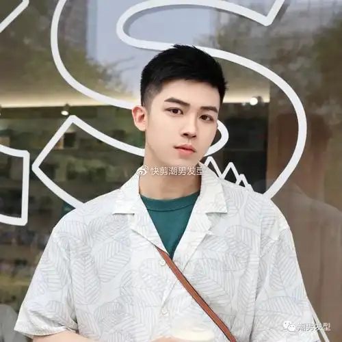 也是今年夏季比较火的一款男生短发,同时也是下半年新时尚男发之一