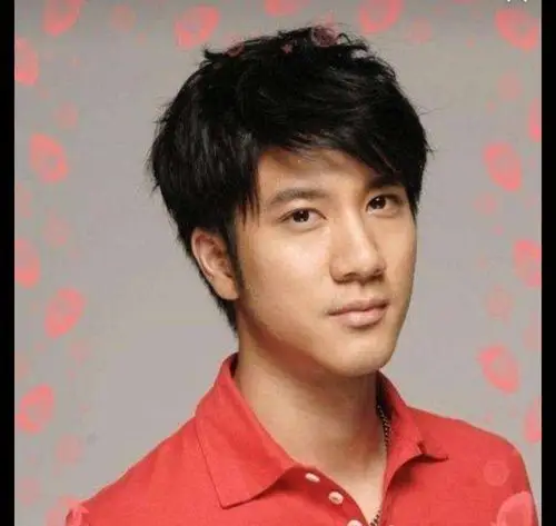 娱乐圈中最专情的男士,别人嫌你年纪大,你却把它"捧手心"