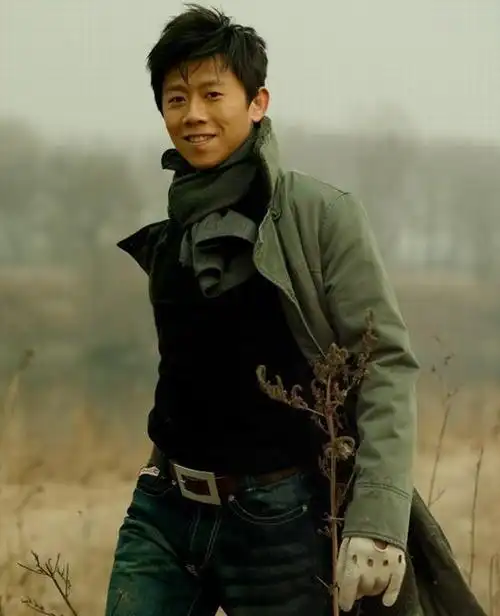 夏雨作为最年轻的影帝,不仅名声大噪,而且名利双收.