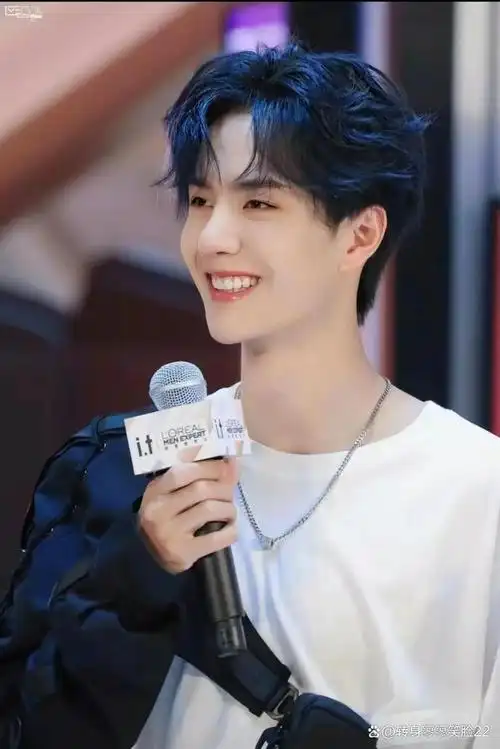 王一博是中国内地男演员,歌手,职业赛车手.