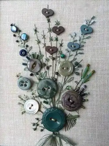 旧衣服上的纽扣剪下来,是儿童手工的绝佳材料,手工课作业不用愁