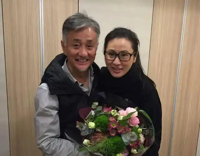 57岁"花无缺"为爱妻庆生 当众接吻超恩爱!