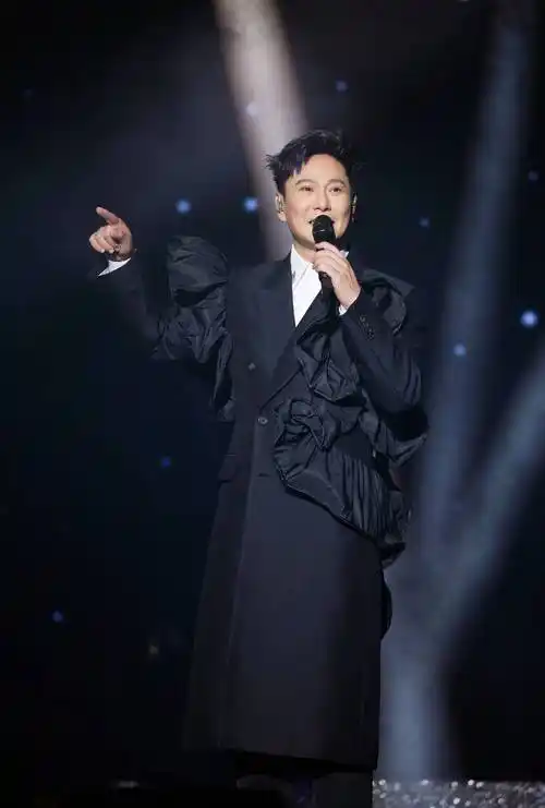 张信哲未来式2.0巡演济南开唱 被山东人民的热情震撼