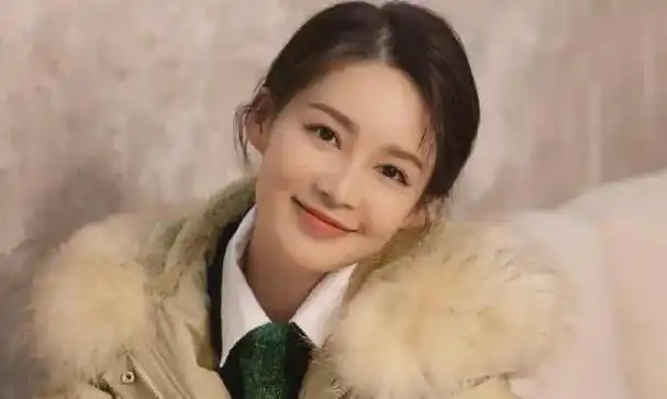 1990年,李沁出生于江苏省昆山市巴城镇.那里是昆曲的发源地.