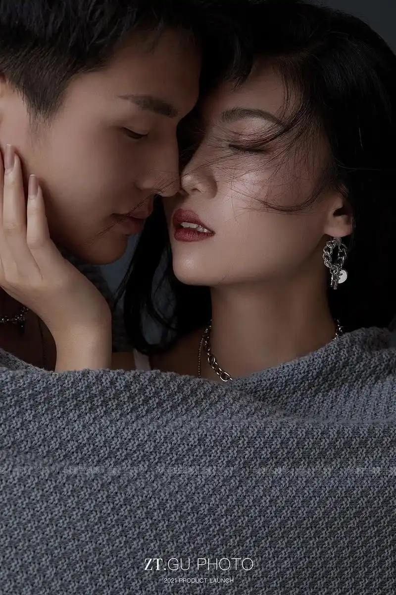 新年当然要和爱的人一起拍很多很多照片呀.#情侣 #情侣拍照姿 - 抖音