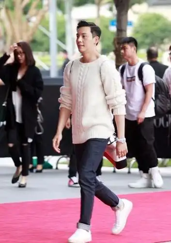 陈伟霆厉害了,这么low的裤子能够穿出时尚感,发型更是够个性