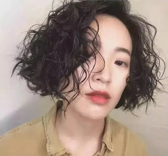 2021流行短发小爆卷