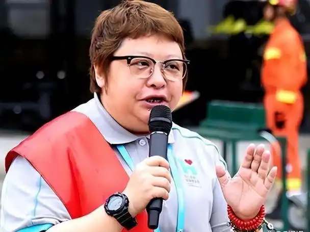 瞒不住了!韩红家庭底细被曝光,难怪娱乐圈里"无人敢惹"