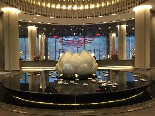 酒店大堂内有一朵盛开的荷花在水池内旋转,很别致,迎来无数游客拍照.