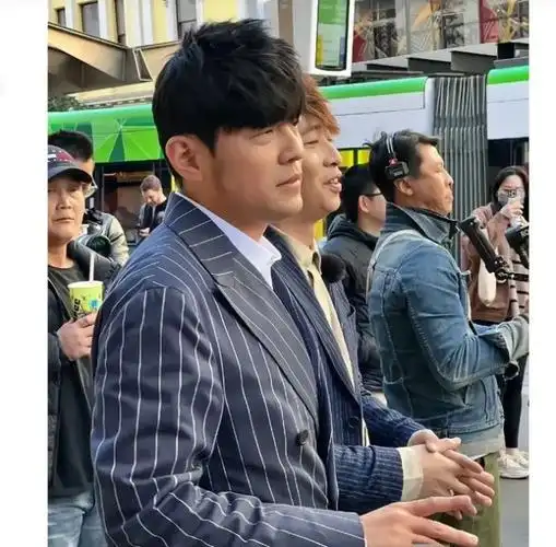 周杰伦现身澳洲街头 他这个造型维持了几十年了,一直都没有变过