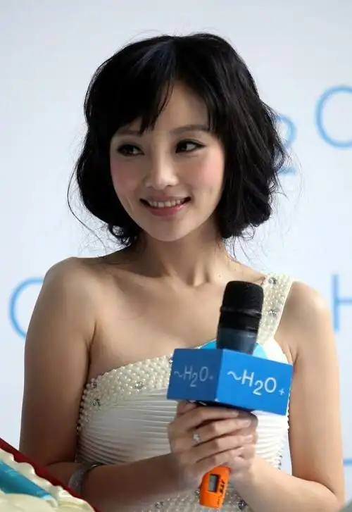 年轻的李小璐有多美穿白色单肩礼服配波波头甜得让人心动