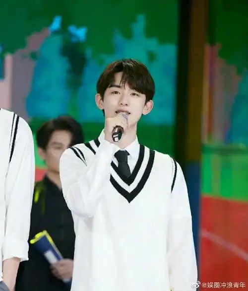 y1s1郭俊辰的校服照少年感真的好足,仿佛一下子就回到了高中时期野沣