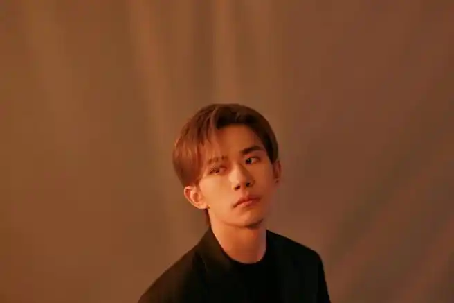 易烊千玺闭眼侧颜