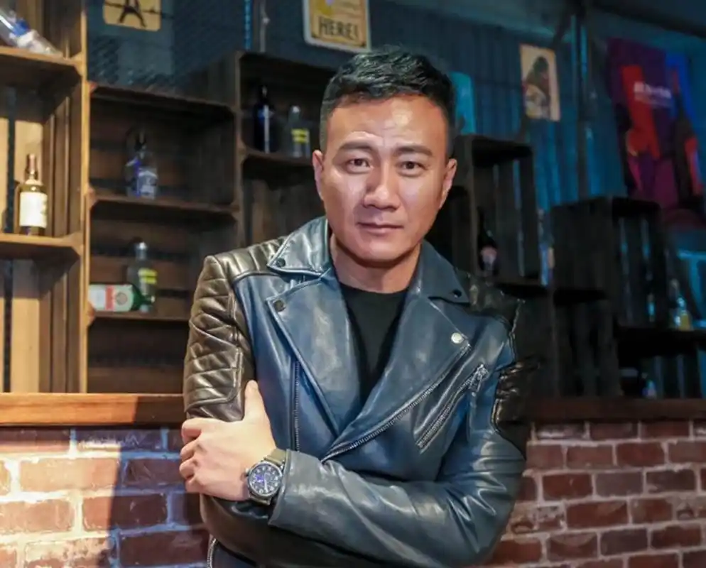 《长津湖》雷爹开着车跑时脸上淋的是什么,谁饰演的