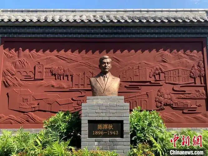 在陈潭秋故居纪念馆内,大量图片和文字记录着这位革命先烈的历程.