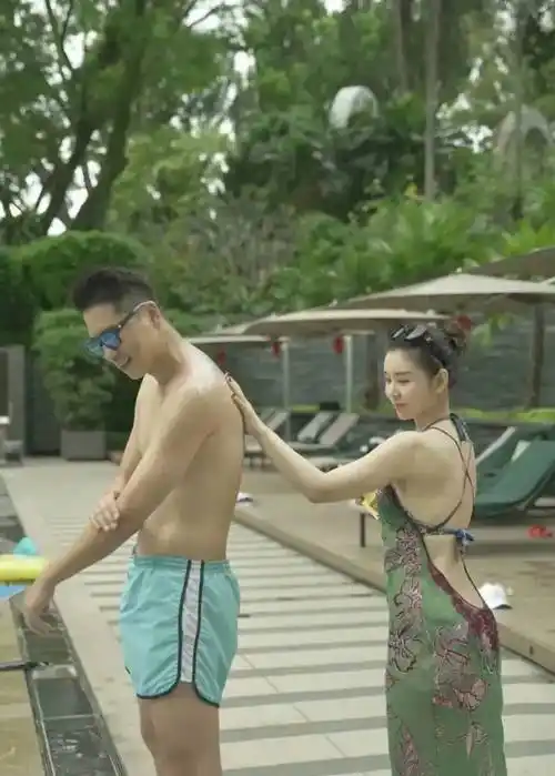 38岁李小萌晒游泳照,丰腴婀娜,为老公擦背显恩爱,王雷体型健壮_家庭