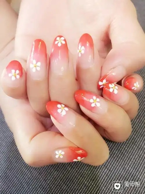 手绘橙色圆形夏天花朵渐变美甲图片