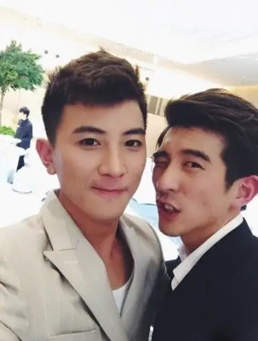 艳福不浅!大左又圆婚宴左拥右抱 搂遍女神