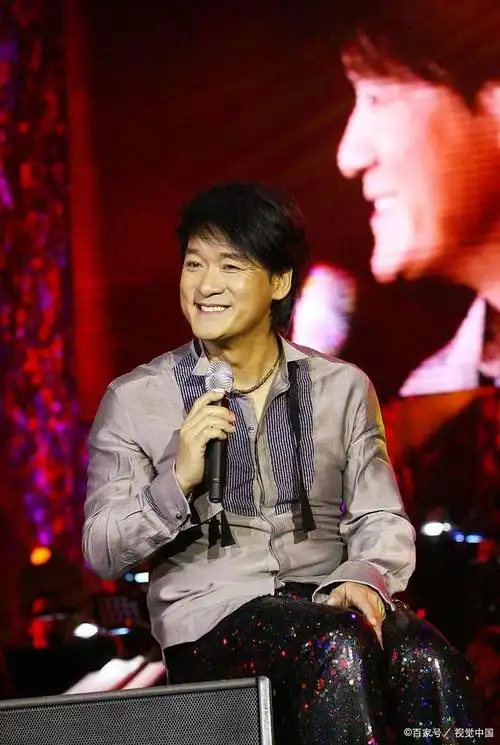 周华健63岁仍风采不减,从阳光游子到国民歌王的传奇之路