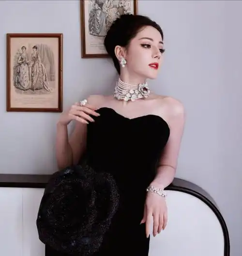 迪丽热巴身着一袭黑色丝绒抹胸礼服,宛如夜色中最静谧的一角,散发出