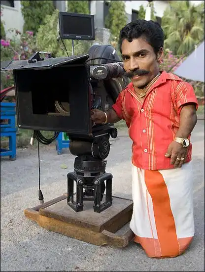 印度喜剧传奇阿杰·库玛尔恐怕是世界上体型最小的演员了.