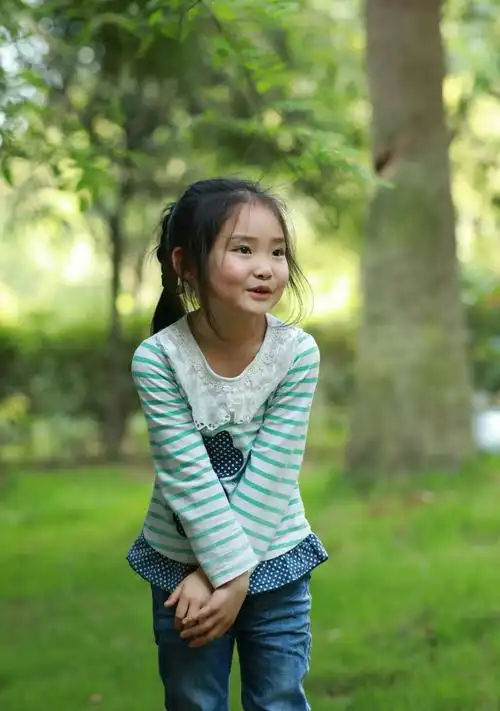 可爱,快乐,天真,活泼,无忧无虑的小女孩