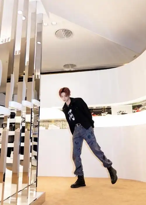 小鬼王琳凯出席活动现场高清图掉落 可清纯无辜可热辣自信的型男鬼哥