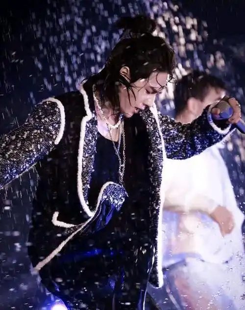 机车男孩王一博,跨年晚会水中唱跳引爆全场,尽显青春魅力