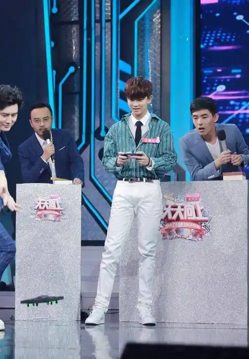 原创该给造型师加鸡腿了任嘉伦穿彩色毛衣配背带裤嫩回18岁少年