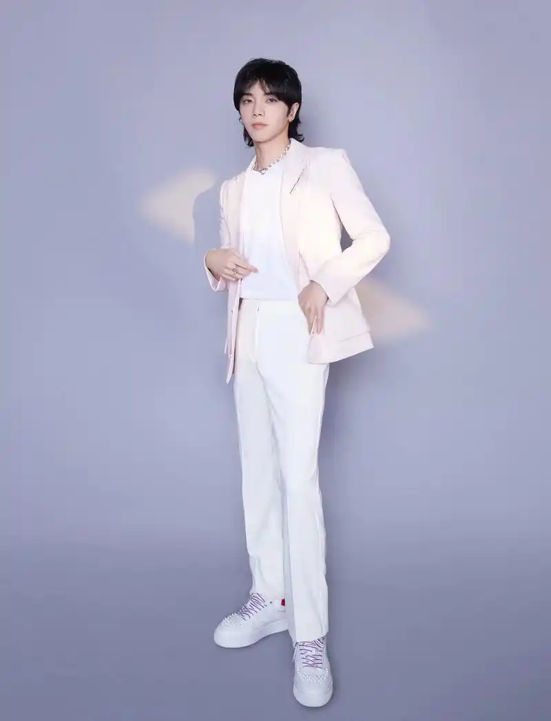 华晨宇壁纸一身樱花粉西装展现清新俊雅的少年形象