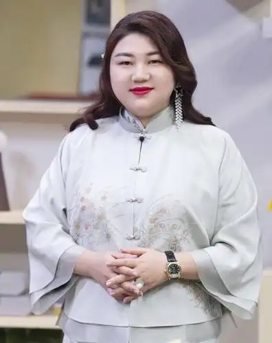 杨天真晒大学旧照:姐就是女王,自信放光芒!女王气质与生俱来?