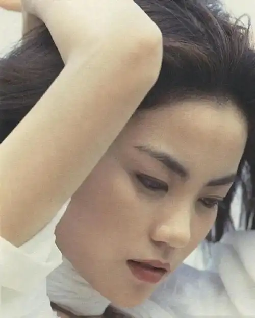 原来年轻时的王菲才是小白花天花板,一袭白裙配长发清新脱俗__财经