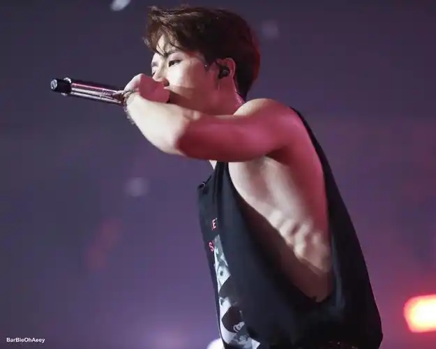 被王嘉尔的"鲨鱼线"电到了,但他还有更戳人的点