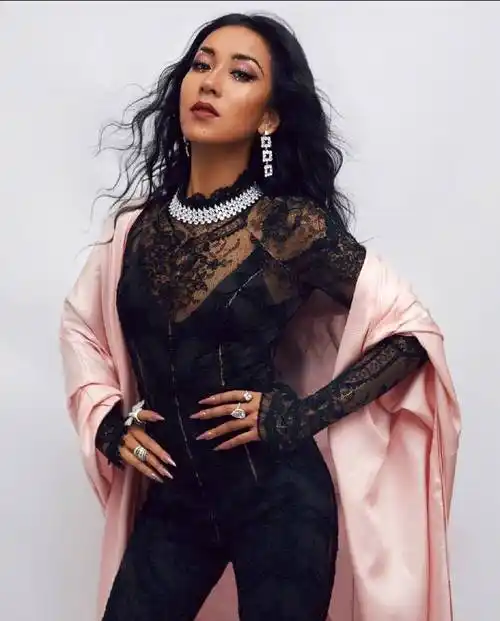 吉克隽逸天生黑皮肤?