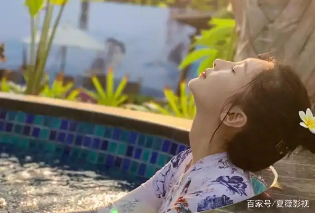 最后一张照片,江疏影终于从游泳池站起来,有点害羞,身材超级无敌棒.