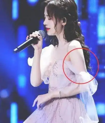 鞠婧祎穿吊带礼服裙唱歌,肩带无意间滑落,下意识反应打脸无数人
