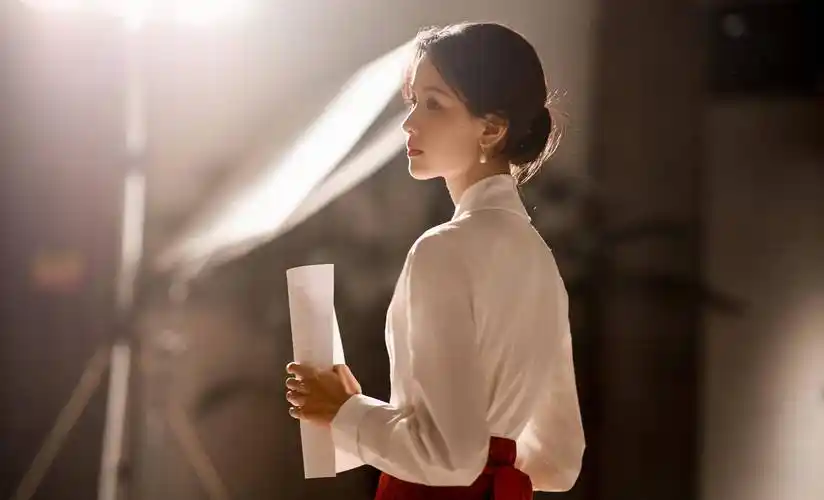 陈都灵出席文荣奖红毯,好美好有气质,标准的美人肩更令人惊叹_娱乐