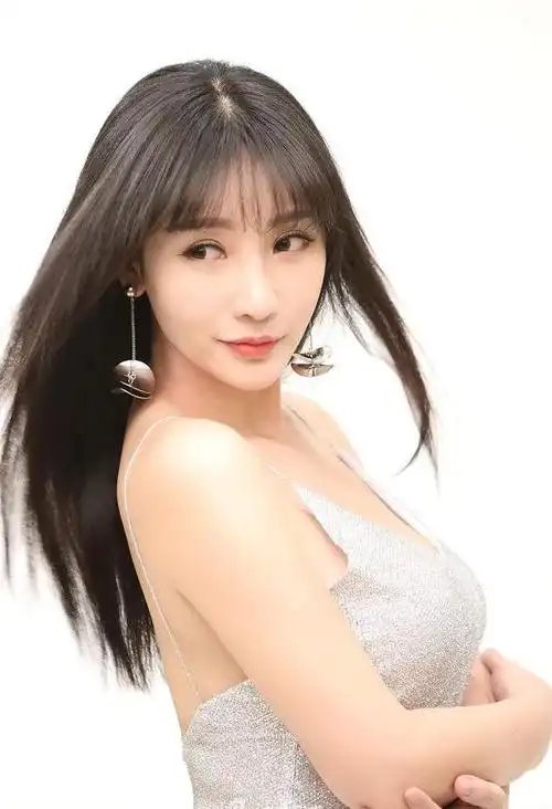 38岁的她却美得像少女柳岩晒写真照片穿浅v银纱裙照片