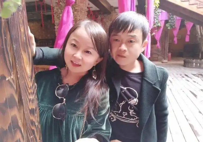 朱洁:34岁身高1米28,丈夫秦学士是高材生,结婚11年不能收孩子_母亲