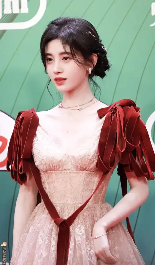 鞠婧祎红丝绒肩带礼裙