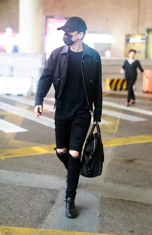 张杰真的是瘦了不少穿一身黑走机场看着挺单薄但魅力十足