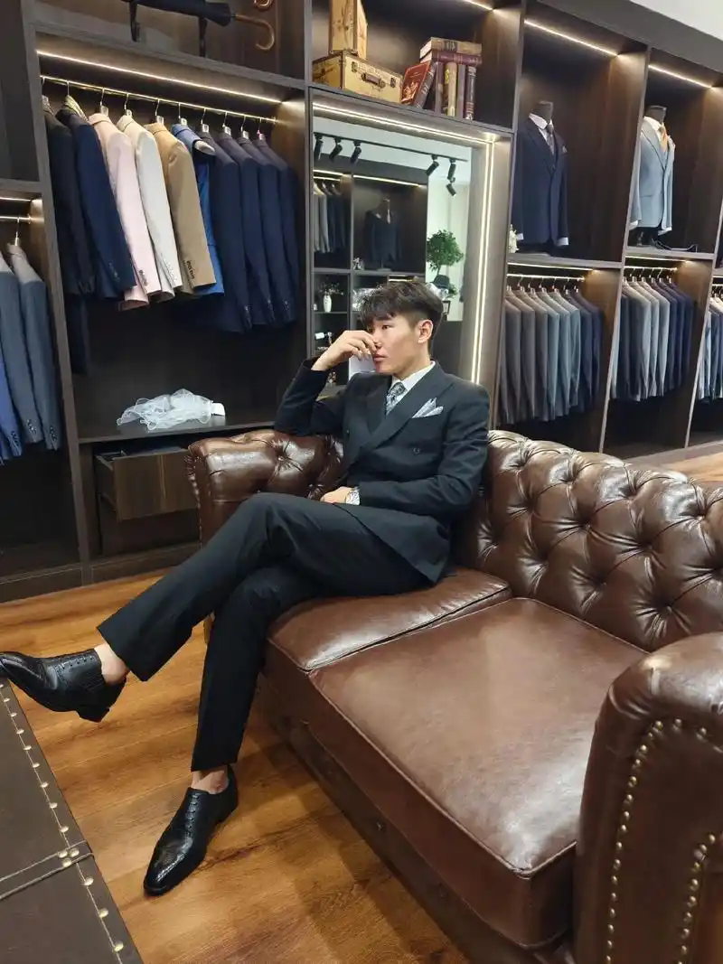 98西服:黑色双排法式西服 08模特:礼服师嘉 - 抖音