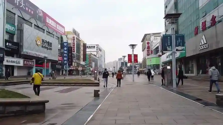 天津滨海新区塘沽外滩金街下午2点左右看看逛街的人多不多