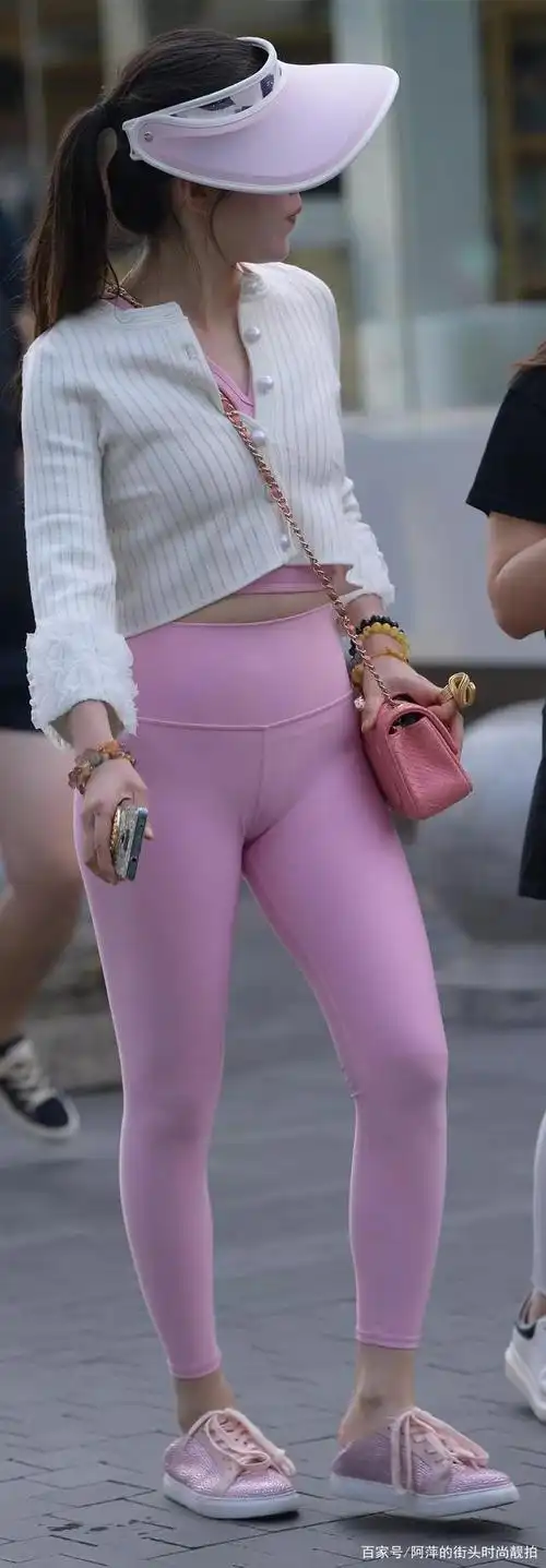 身材曼妙的打底裤美女,洒脱自由,紧绷的曲线感更美