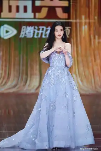 刘亦菲蓝色纱裙好惊艳真实上演在逃公主33岁仙女梦回18岁